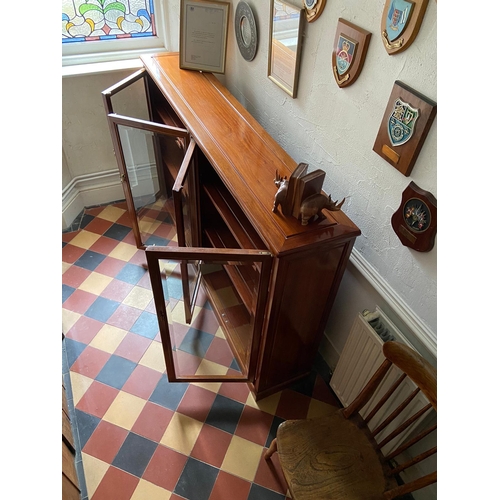 599 - Good quality Rosewood glazed bookcase. Beautiful piece with twin double doors and 2 shelves.