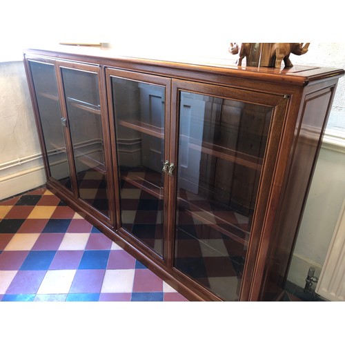 599 - Good quality Rosewood glazed bookcase. Beautiful piece with twin double doors and 2 shelves.