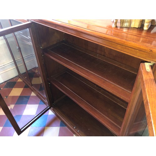 599 - Good quality Rosewood glazed bookcase. Beautiful piece with twin double doors and 2 shelves.