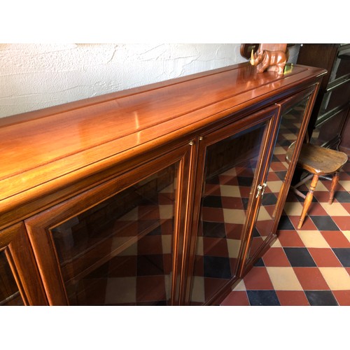 599 - Good quality Rosewood glazed bookcase. Beautiful piece with twin double doors and 2 shelves.