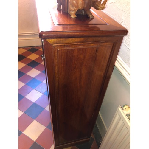 599 - Good quality Rosewood glazed bookcase. Beautiful piece with twin double doors and 2 shelves.