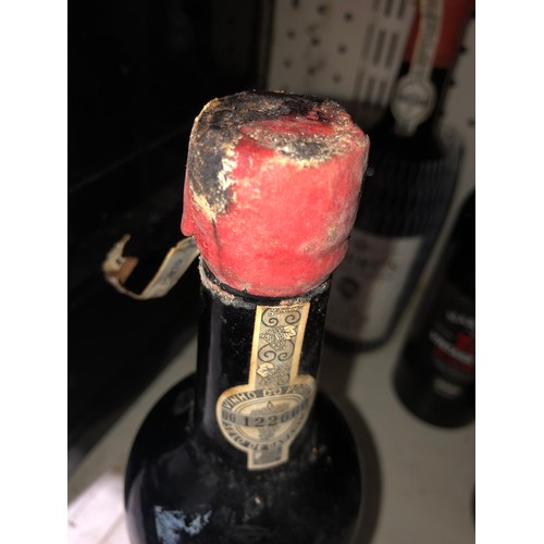 639 - 1 bottle of 1960 Warre's Vintage Port, Portugal. Stored in a temperature and humidity controlled env... 