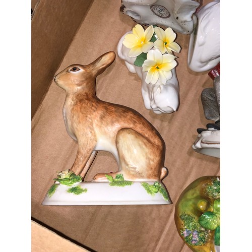 691 - Fruit box containing chinaware figures