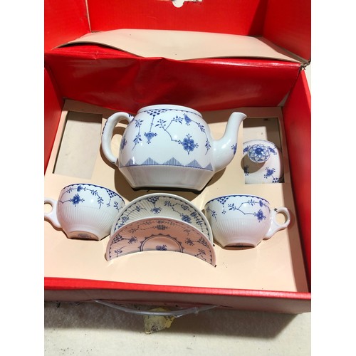 693 - Fruit box containing Denmark pattern teaset by Furnivals for Typoo tea