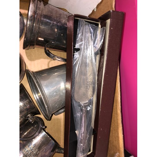 726 - Silver plated items to include tankards and cake kniffe