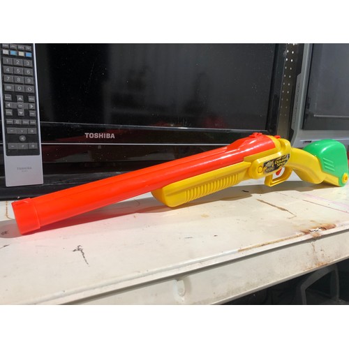 748 - Plastic shotgun toy