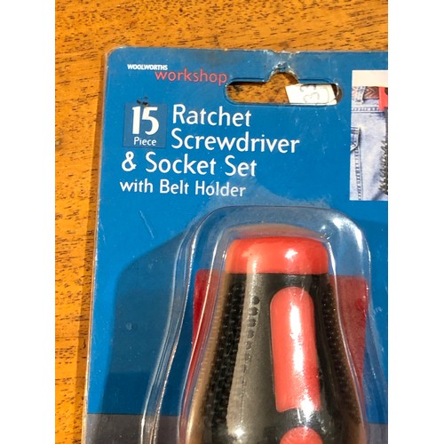 808 - Rachet screwdriver and socket set