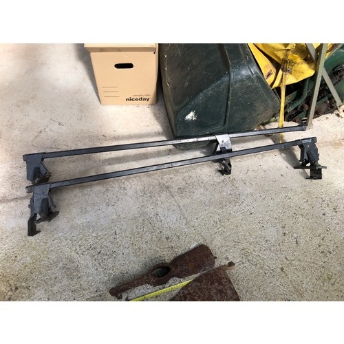 809 - Thule Sweden roof bars