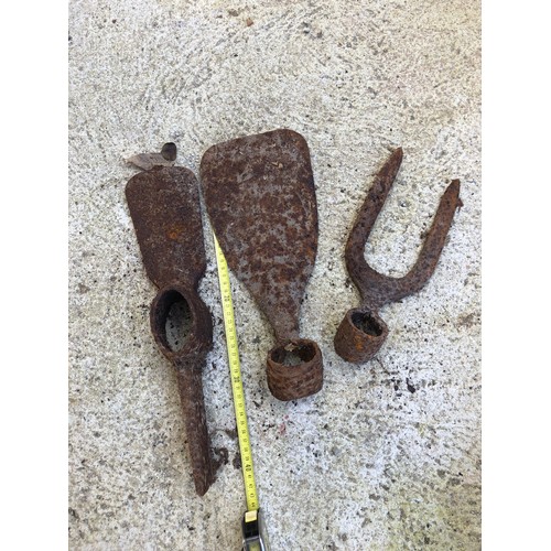 813 - Iron garden tool heads