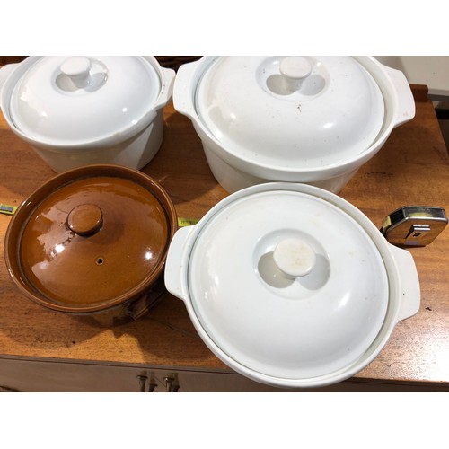 821 - 4 x Casserole pots with lids in good condition and 3 matching