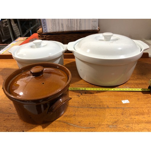 821 - 4 x Casserole pots with lids in good condition and 3 matching