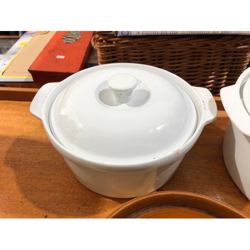 821 - 4 x Casserole pots with lids in good condition and 3 matching