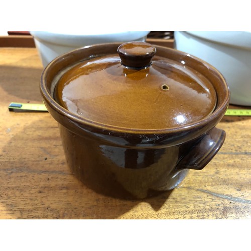 821 - 4 x Casserole pots with lids in good condition and 3 matching