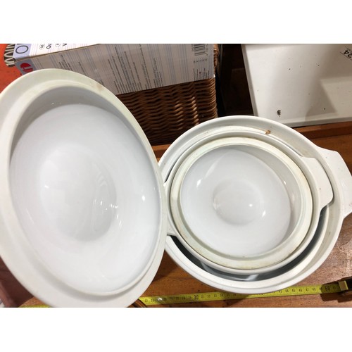 821 - 4 x Casserole pots with lids in good condition and 3 matching