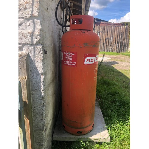 827 - 2 x Empty 47 kg Propane gas cylinders. The deposit for these cylinders is £60 each if you can get th... 