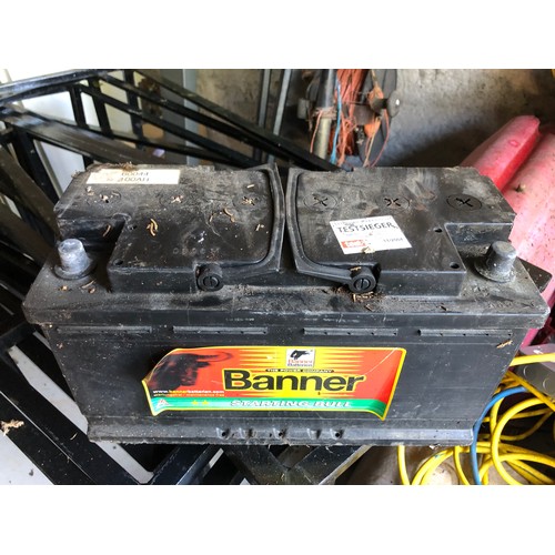 853 - 100ah Banner car battery 12 volt.