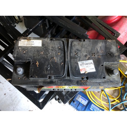 853 - 100ah Banner car battery 12 volt.