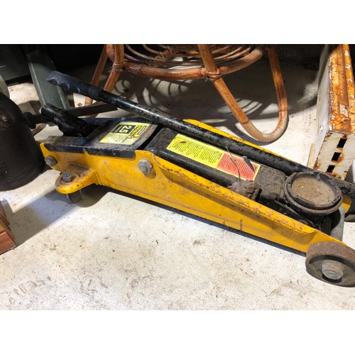 855 - Hydraulic 2.5 Tonne Trolley Jack working c/w handle