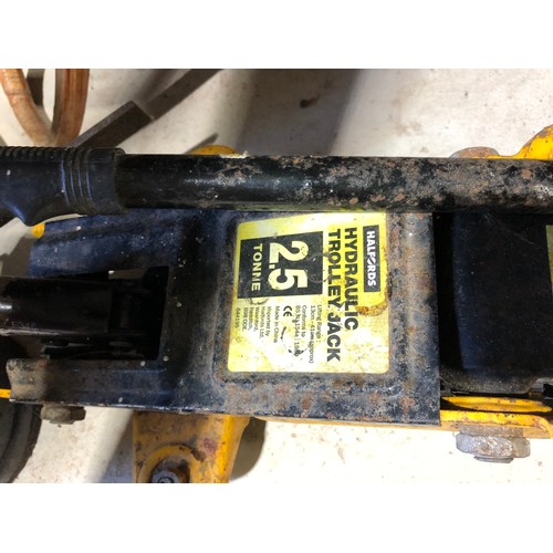 855 - Hydraulic 2.5 Tonne Trolley Jack working c/w handle