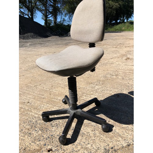 865 - Swivel chair by Dauphin.  good working condition