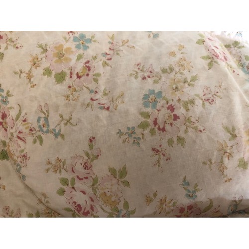 909 - Antique eiderdown blanket with pretty art nouveau floral pattern.