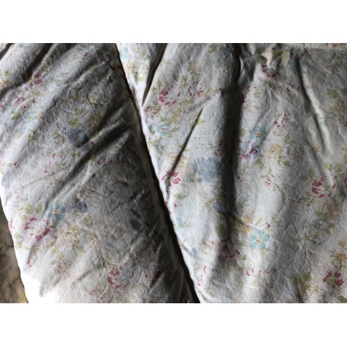 909 - Antique eiderdown blanket with pretty art nouveau floral pattern.