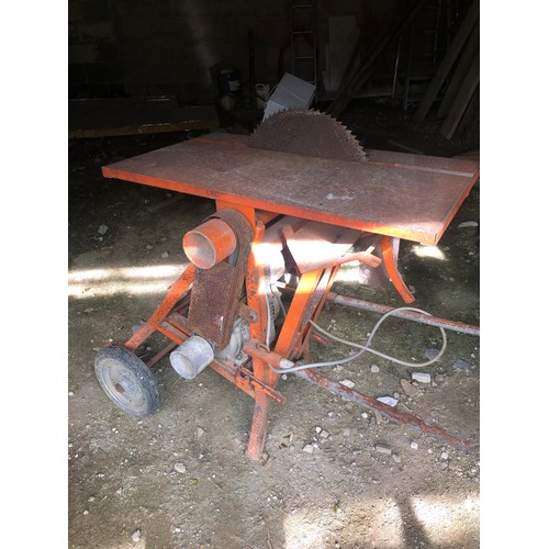 913 - 3 phase Circular saw bench on wheels including a blade.