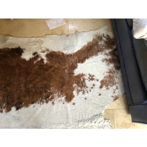 924 - Superb Longhorn Bull hide rug approx 8