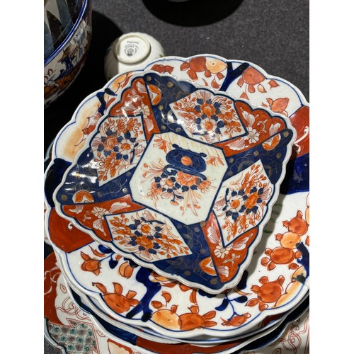 1027 - A collection of 8 oriental scalloped imari plates.