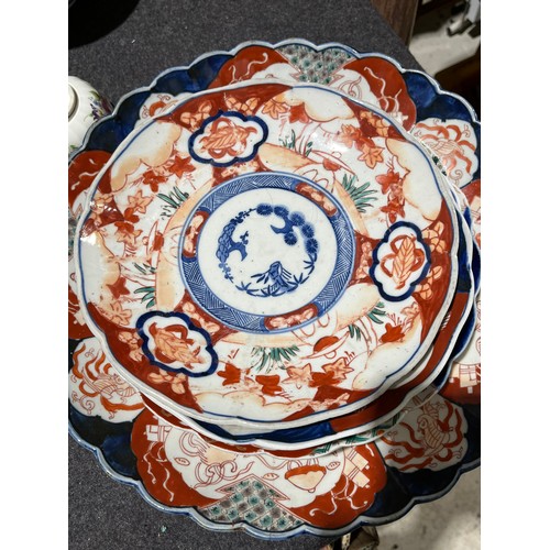 1027 - A collection of 8 oriental scalloped imari plates.