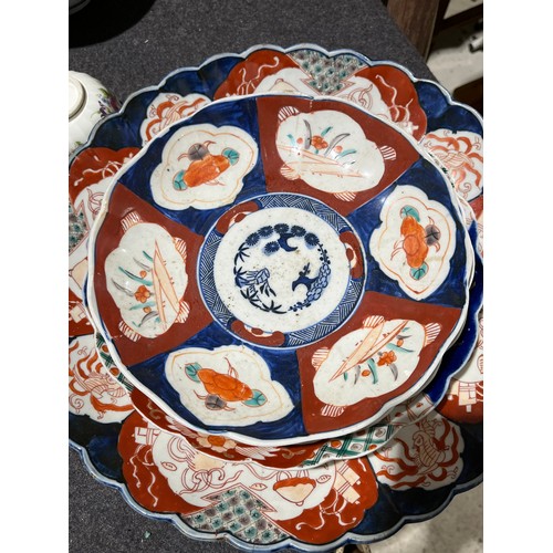 1027 - A collection of 8 oriental scalloped imari plates.