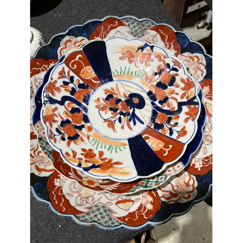 1027 - A collection of 8 oriental scalloped imari plates.