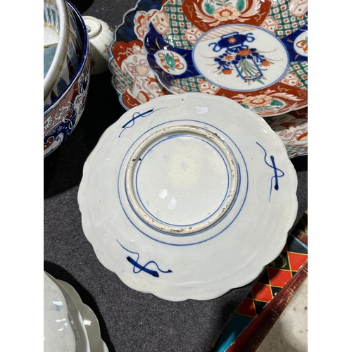 1027 - A collection of 8 oriental scalloped imari plates.