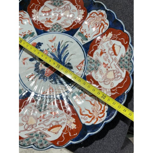 1027 - A collection of 8 oriental scalloped imari plates.