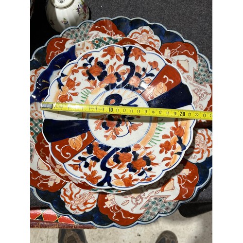 1027 - A collection of 8 oriental scalloped imari plates.