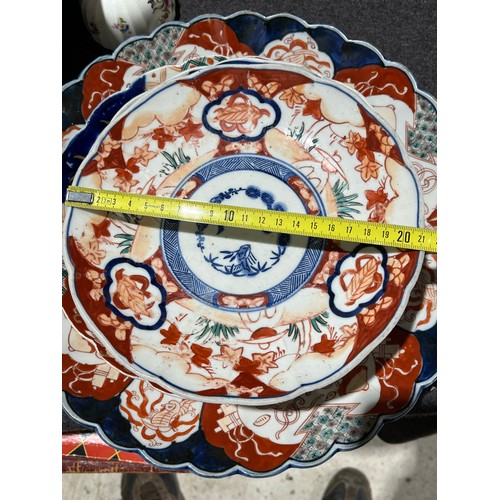 1027 - A collection of 8 oriental scalloped imari plates.