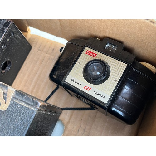 1075 - Box of cameras including Box Brownies, Essex 35, Agfa ISO Rapid 1,