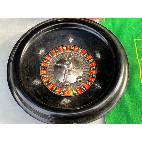 1081 - Roulette wheel with cloth and chips