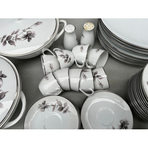 1100 - An extensive Noritake dinner service for 12 persons