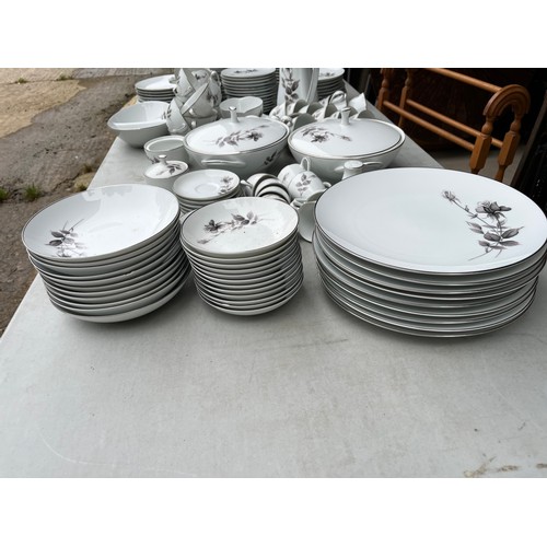 1100 - An extensive Noritake dinner service for 12 persons