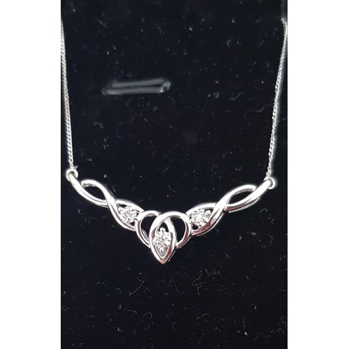 1114 - 9ct white gold & diamond pendant necklace