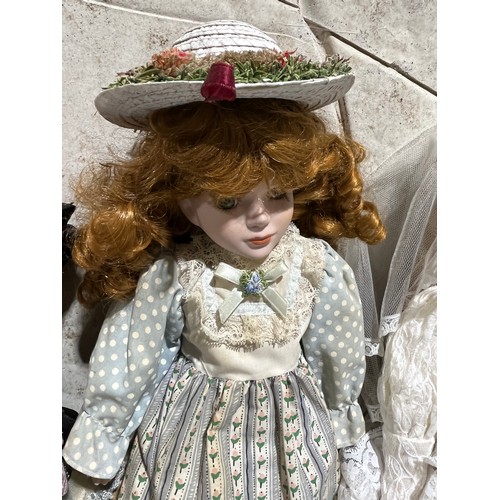 1125 - Porcelain collectors dolls