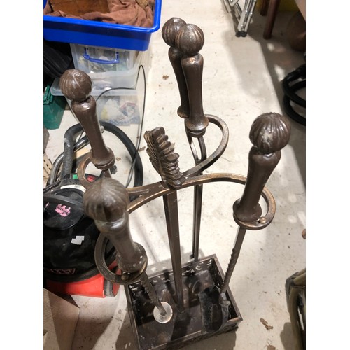 1133 - heavy 3' tall metal companion set