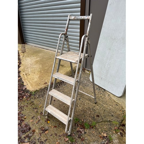 1136 - Folding Aluminium step ladder.