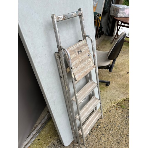 1136 - Folding Aluminium step ladder.