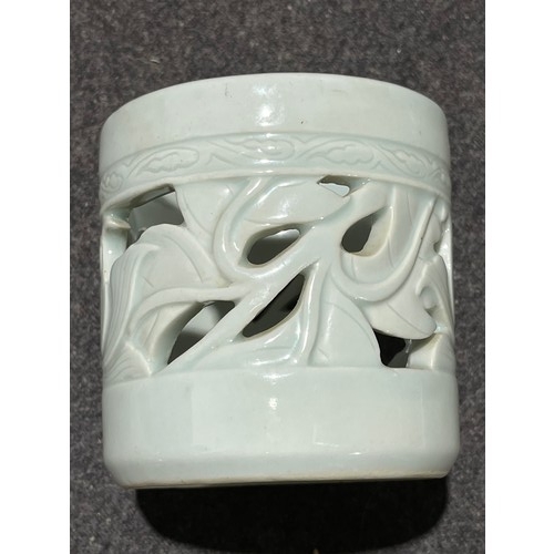 193 - Oriental celadon garlic pot signed under 19th/20th century. Unknown mark