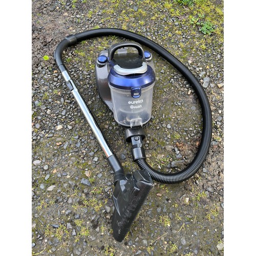 562 - Swan Eureka Vacuum cleaner