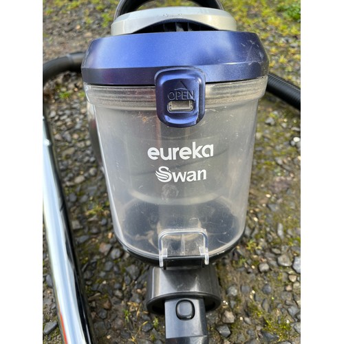 562 - Swan Eureka Vacuum cleaner