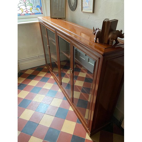 578 - Good quality Rosewood glazed bookcase. Beautiful piece with twin double doors and 2 shelves.