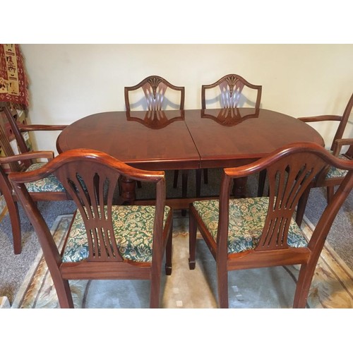 887 - Dinning table and 6 chairs in lovely condition. Includes 2 carver chairs.
collection from vendors ad... 